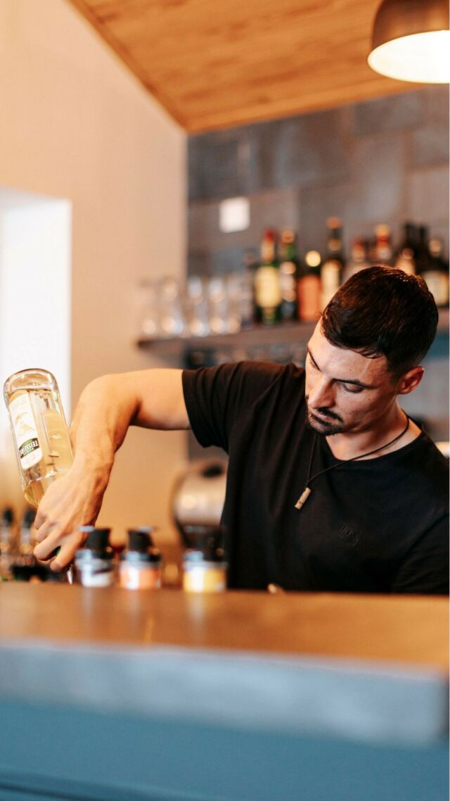 On vous dévoile la recette de notre fameux cocktail Basil Smash 🤫
- Cocktail création au basilic par notre barman Guillaume - 
🍸 Pour un Basil Smash :
🌿 3 cl de pur jus de citron vert
🌿 1.5 cl de sirop de canne
🌿 6 cl de gin
🌿 Une poignée de basilic frais
🌿 Glaçons
Ça vous dit une nouvelle vidéo sur un autre cocktail création ? 🙌
#cocktail #drink #sweet #leslogesduleman #restaurant #hotelrestaurant #crozet #montsjura #crozetlelex #paysdegex #paysdegextourisme #paysdegexmontsjura #SwitzerlandBorder #montsjuratourisme #sun #cocktailbasilic #cocktailtime #cocktailtips #mixologie #cocktailcreation #ideecocktail #tutococktail #recettecocktail #cocktailporn